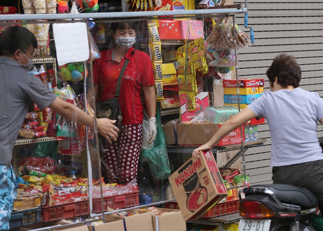 Hà Nội: Mỗi ngày tiếp hàng trăm người, chủ tiệm tạp hóa dựng lá chắn phòng COVID-19 - Ảnh 3.