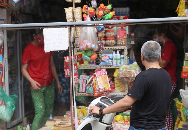 Hà Nội: Mỗi ngày tiếp hàng trăm người, chủ tiệm tạp hóa dựng lá chắn phòng COVID-19 - Ảnh 8.