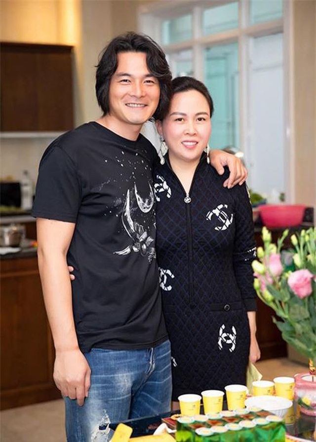 Chưa biết bao giờ mới kết hôn nhưng Quách Ngọc Ngoan đã gọi bạn gái hơn 9 tuổi là vợ - Ảnh 1. Chưa biết bao giờ mới kết hôn nhưng Quách Ngọc Ngoan đã gọi bạn gái hơn 9 tuổi là vợ - Ảnh 1.