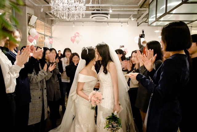 Đám cưới đẹp như mơ của đôi đồng tính nữ Hàn Quốc - Ảnh 1.