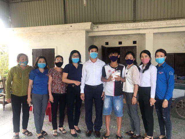 2 giáo viên ở Hà Tĩnh may 300 khẩu trang tặng học sinh nghèo phòng dịch COVID-19 - Ảnh 8.