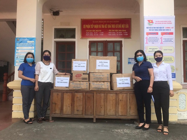 2 giáo viên ở Hà Tĩnh may 300 khẩu trang tặng học sinh nghèo phòng dịch COVID-19 - Ảnh 5.