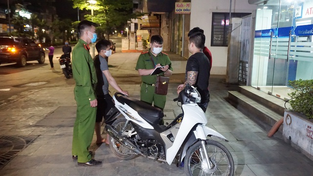  Xử phạt 2 trường hợp đầu tiên ở Quảng Ninh không đeo khẩu trang nơi công cộng - Ảnh 5.