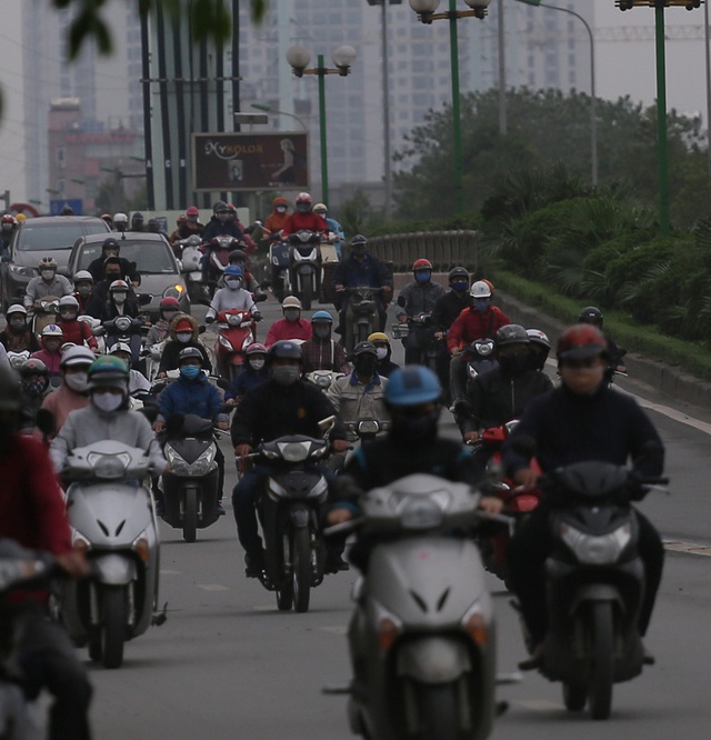 Đường phố Hà Nội bất ngờ đông đúc ngày đi làm đầu tuần - Ảnh 8.