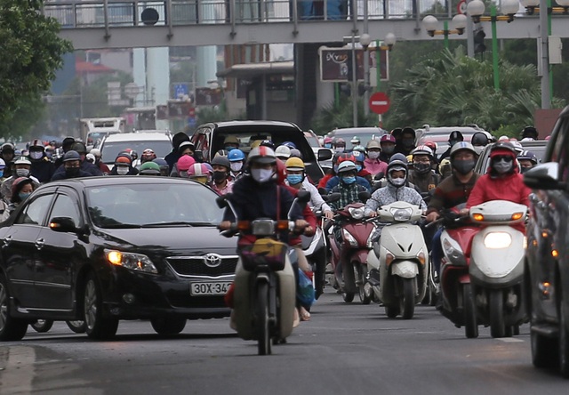 Đường phố Hà Nội bất ngờ đông đúc ngày đi làm đầu tuần - Ảnh 10.