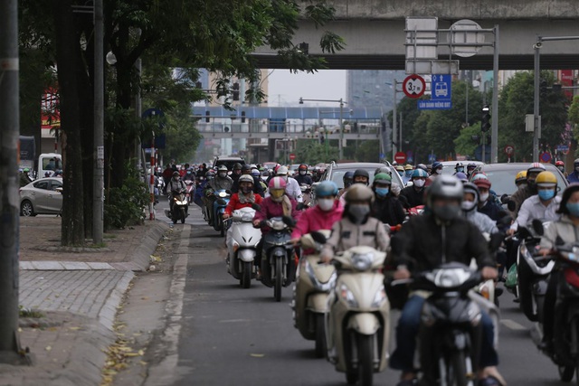 Đường phố Hà Nội bất ngờ đông đúc ngày đi làm đầu tuần - Ảnh 2.