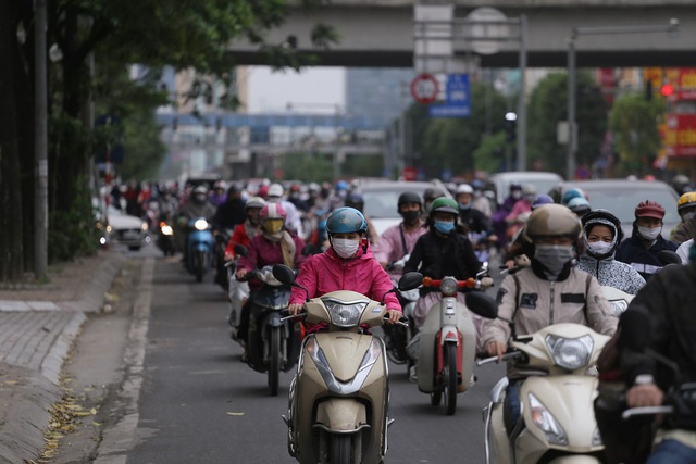 Đường phố Hà Nội bất ngờ đông đúc ngày đi làm đầu tuần - Ảnh 3.