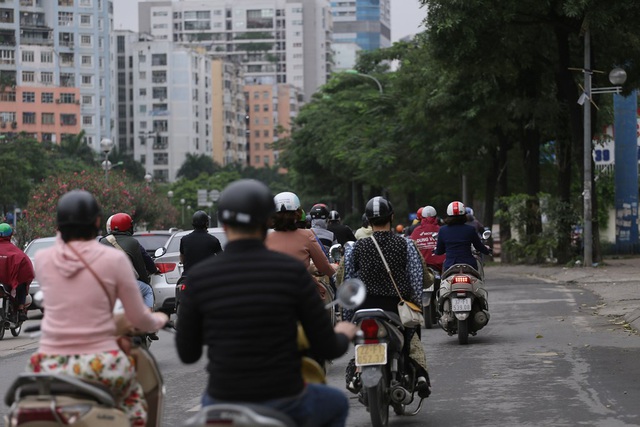 Đường phố Hà Nội bất ngờ đông đúc ngày đi làm đầu tuần - Ảnh 4.
