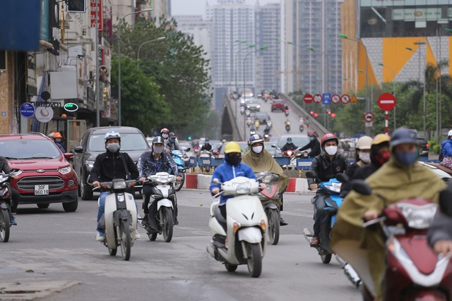 Đường phố Hà Nội bất ngờ đông đúc ngày đi làm đầu tuần - Ảnh 6.