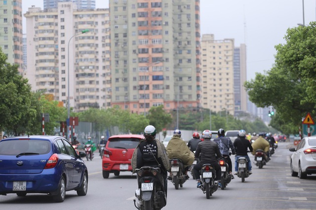 Đường phố Hà Nội bất ngờ đông đúc ngày đi làm đầu tuần - Ảnh 7.