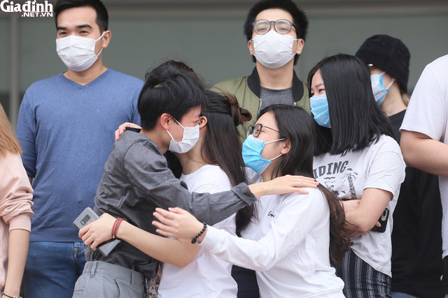 Được chữa khỏi COVID-19, bệnh nhân ngoại quốc rớm nước mắt cảm ơn bác sĩ Việt Nam - Ảnh 11.