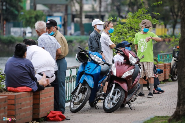 Người dân ra hồ Tây hóng gió, ôm ấp giữa dịch bệnh - Ảnh 7.