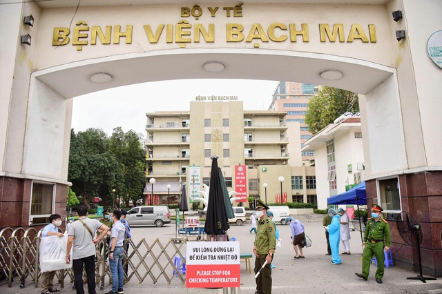 Bệnh viện Bạch Mai mở cửa tiếp nhận ca nặng, nguy kịch không nơi nào điều trị được - Ảnh 3.