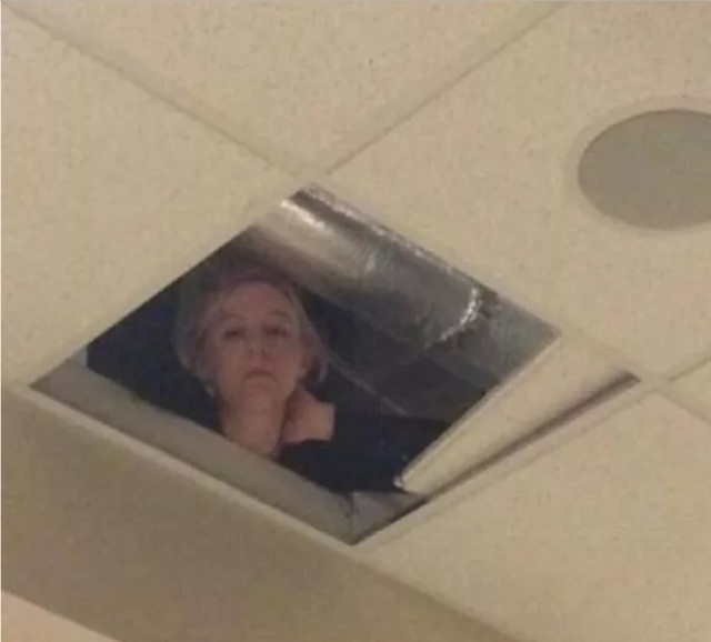 Hí hửng vì không có giáo viên trông coi trong giờ kiểm tra, học sinh nhìn lên trần nhà thì thấy cảnh hú vía - Ảnh 1.