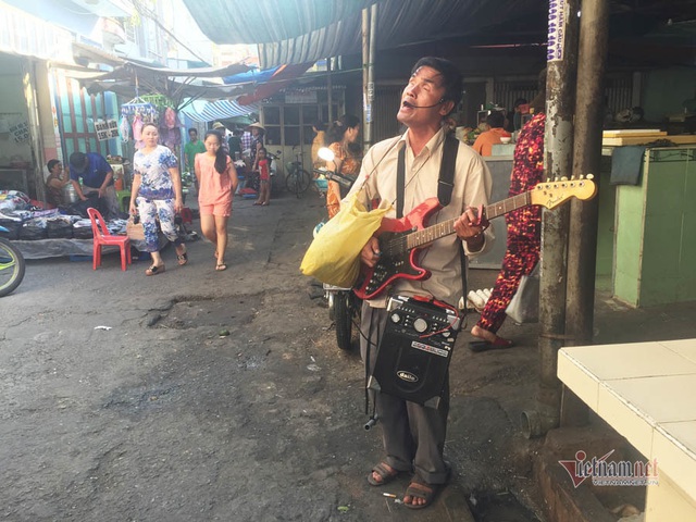 Người hành khất mù tìm mẹ trong vô vọng - Ảnh 1. Người hành khất mù tìm mẹ trong vô vọng - Ảnh 1.