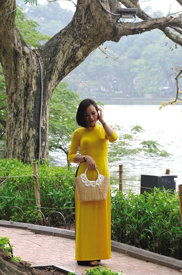 Phụ nữ Hà thành nô nức mặc áo dài nhân ngày 8/3 - Ảnh 3.