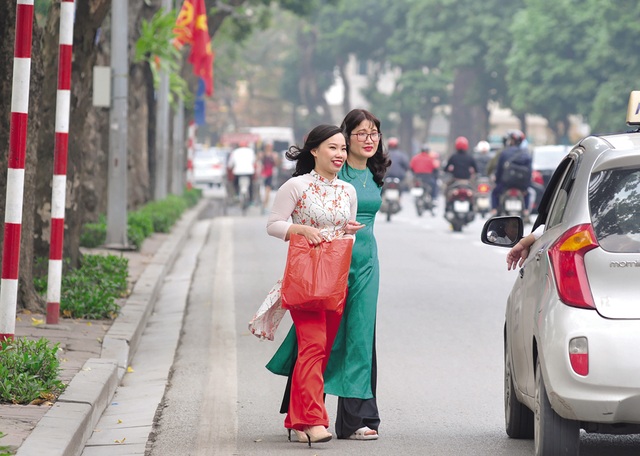 Phụ nữ Hà thành nô nức mặc áo dài nhân ngày 8/3 - Ảnh 5.