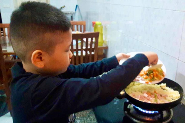 Bé trai 10 tuổi nấu bữa cơm hàng ngày khiến các mẹ sôi sục muốn về nhà dạy lại con - Ảnh 1.