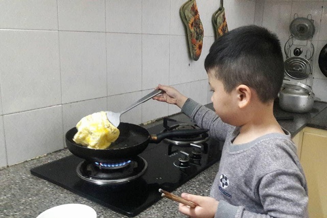 Bé trai 10 tuổi nấu bữa cơm hàng ngày khiến các mẹ sôi sục muốn về nhà dạy lại con - Ảnh 2.