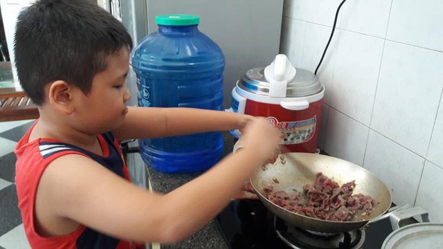 Bé trai 10 tuổi nấu bữa cơm hàng ngày khiến các mẹ sôi sục muốn về nhà dạy lại con - Ảnh 3.
