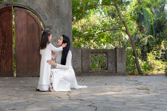 Hà Kiều Anh mặc áo dài đôi cùng con gái - Ảnh 4.