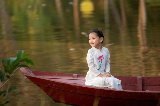 Hà Kiều Anh mặc áo dài đôi cùng con gái - Ảnh 8.