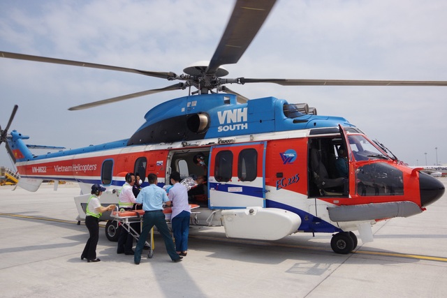 Trực thăng đưa 2 bệnh nhân nặng từ Trướng Sa về đất liền cấp cứu - Ảnh 1.