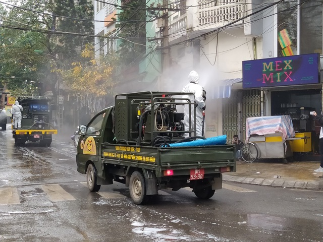 Hà Nội: Lực lượng chức năng dùng xe chuyên dụng khử trùng khu vực cách ly trên phố Trúc Bạch - Ảnh 6.