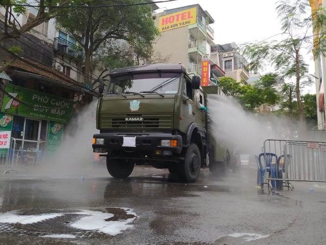 Hà Nội: Lực lượng chức năng dùng xe chuyên dụng khử trùng khu vực cách ly trên phố Trúc Bạch - Ảnh 12.