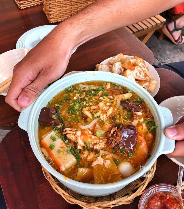 Bánh canh cua ăn nguyên nồi ở TP.HCM - Ảnh 1.