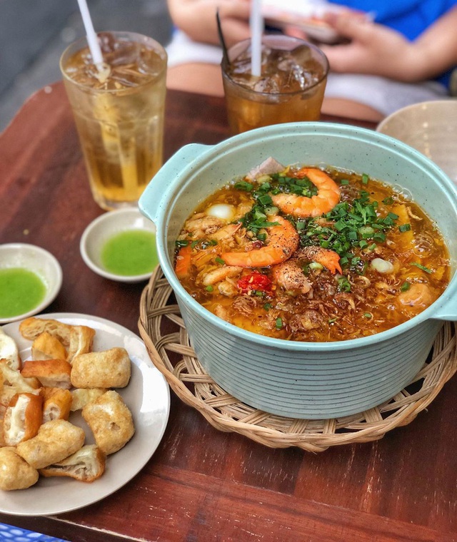 Bánh canh cua ăn nguyên nồi ở TP.HCM - Ảnh 2.