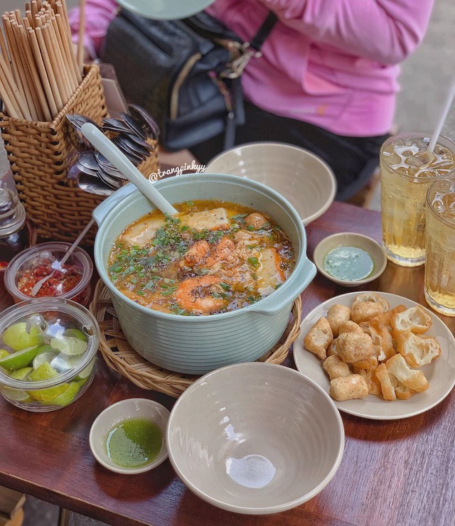 Bánh canh cua ăn nguyên nồi ở TP.HCM - Ảnh 5.