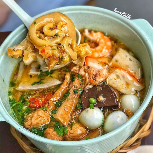 Bánh canh cua ăn nguyên nồi ở TP.HCM - Ảnh 3.