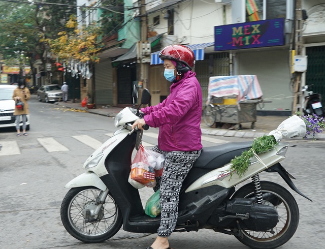 VIDEO: Người dân Hà Nội ở khu vực cô gái nhiễm COVID-19 nhận tiếp tế đồ ăn từ bên ngoài - Ảnh 5.