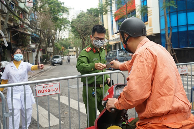 VIDEO: Người dân Hà Nội ở khu vực cô gái nhiễm COVID-19 nhận tiếp tế đồ ăn từ bên ngoài - Ảnh 15.