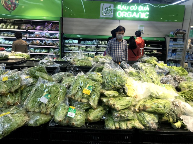 Từ chợ truyền thống đến siêu thị ở Hà Nội: Hàng hóa chất đầy quầy, kệ - Ảnh 3.