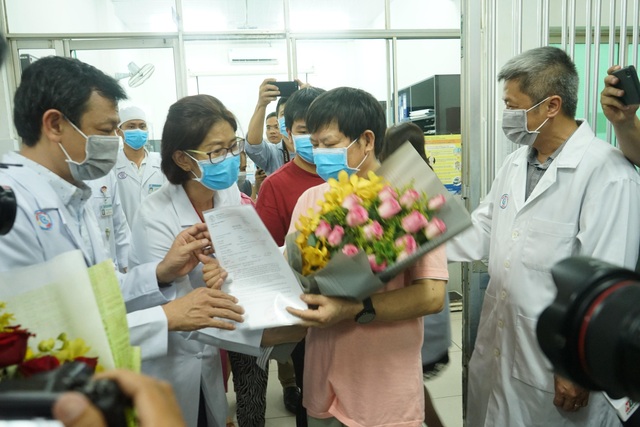 Bệnh nhân COVID-19 nặng nhất Việt Nam mời bác sĩ đến Vũ Hán chơi - Ảnh 3.