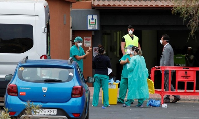 Tây Ban Nha: Đi viếng đám tang, 60 người bị nhiễm COVID-19 - Ảnh 1.