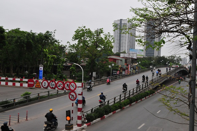 Các điểm nóng ùn tắc của Hà Nội trong ngày đầu tiên thực hiện cách ly toàn xã hội ra sao? - Ảnh 9.