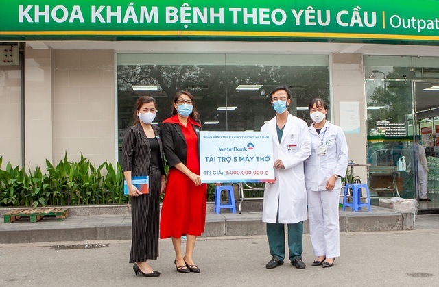 VietinBank tài trợ 5 máy trợ thở trị giá 3 tỷ đồng cho Bệnh viện Bạch Mai - Ảnh 1.