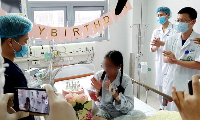 Cô gái suy đa tạng nghẹn khóc với hoa hồng và nến đón sinh nhật tuổi 18 ngay trên giường bệnh Bạch Mai - Ảnh 4.