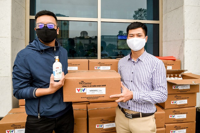 VTV phát gel rửa tay khô Sanaryl và khẩu trang cho cán bộ, nhân viên - Ảnh 1.