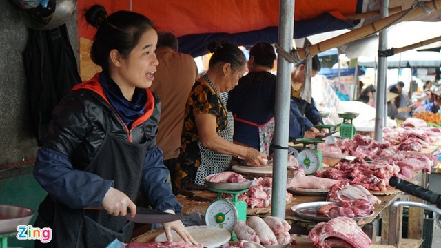 Lợn hơi về 70.000 đồng/kg, giá thịt bán ra vẫn cao - Ảnh 1.