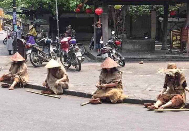 Công an làm việc với nhóm giả ăn xin ở Hội An - Ảnh 1.