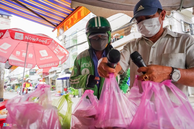 Hàng quán dùng cần câu thu tiền, giao hàng để tránh Covid-19 - Ảnh 10.