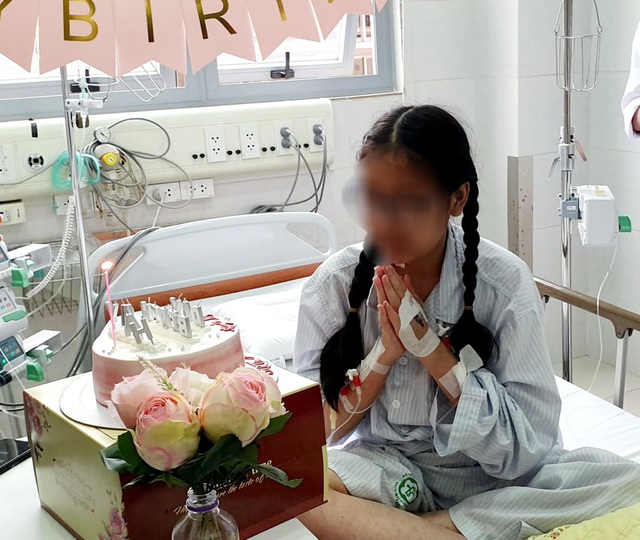 Cô gái suy đa tạng nghẹn khóc với hoa hồng và nến đón sinh nhật tuổi 18 ngay trên giường bệnh Bạch Mai - Ảnh 7.