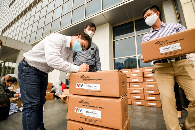VTV phát gel rửa tay khô Sanaryl và khẩu trang cho cán bộ, nhân viên - Ảnh 3.
