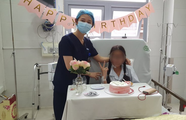Cô gái suy đa tạng nghẹn khóc với hoa hồng và nến đón sinh nhật tuổi 18 ngay trên giường bệnh Bạch Mai - Ảnh 8.