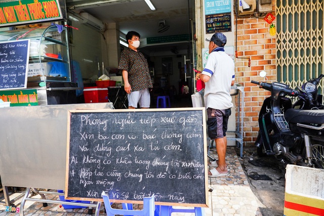 Hàng quán dùng cần câu thu tiền, giao hàng để tránh Covid-19 - Ảnh 7.