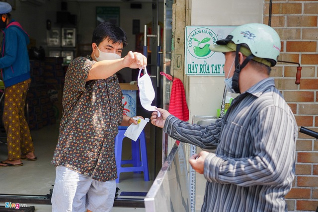 Hàng quán dùng cần câu thu tiền, giao hàng để tránh Covid-19 - Ảnh 8.